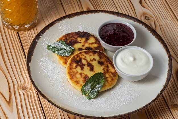 Bolo de queijo com geléia de creme de leite e suco em um fundo rústico