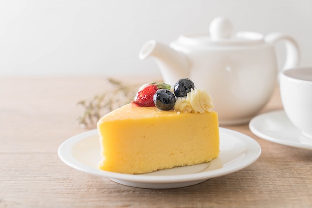 bolo de queijo com morango e mirtilos