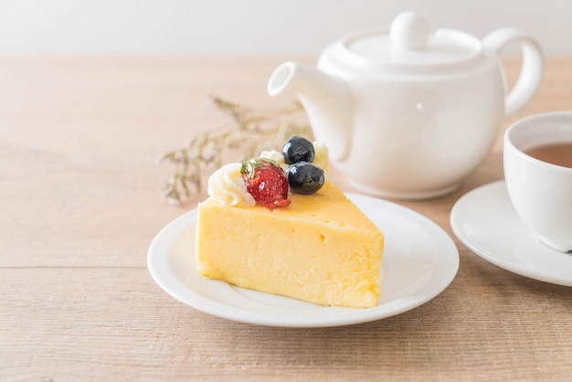 bolo de queijo com morango e mirtilos