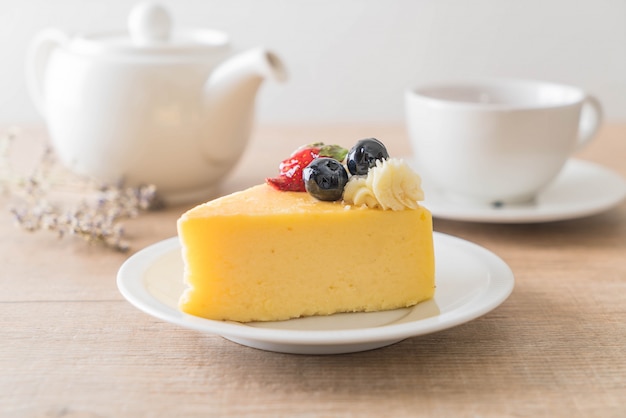 bolo de queijo com morango e mirtilos