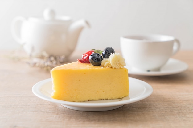 bolo de queijo com morango e mirtilos