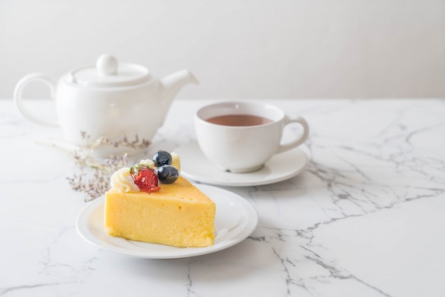 bolo de queijo com morango e mirtilos