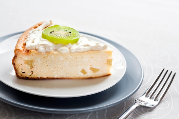 Foto bolo de queijo cottage caseiro com kiwis e creme