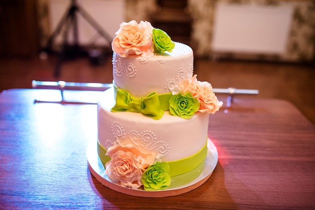 Bolo de queijo creme de casamento em duas camadas com rosas e eustoma