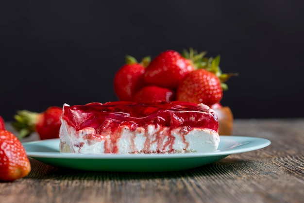 Foto bolo de queijo creme de morango com doce vermelho