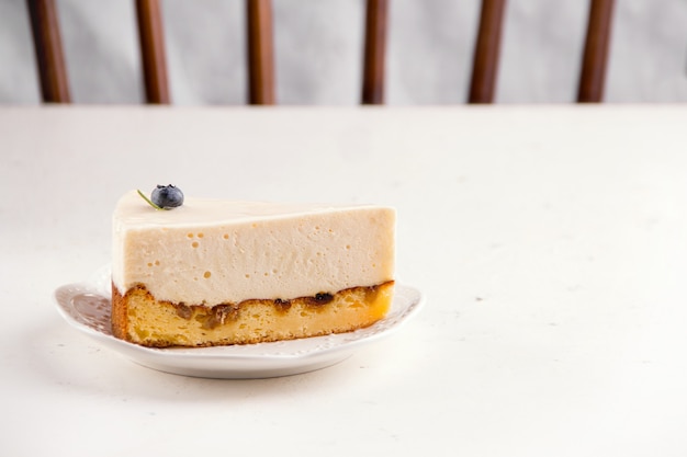 Foto bolo de queijo cremoso sobre um fundo claro. copie o espaço