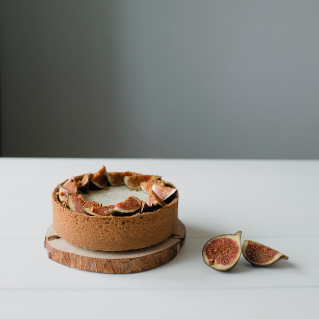 Bolo de queijo de cozimento decorado com figos frescos