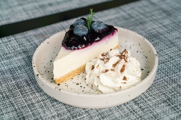 Bolo de queijo de mirtilo com chantilly no prato