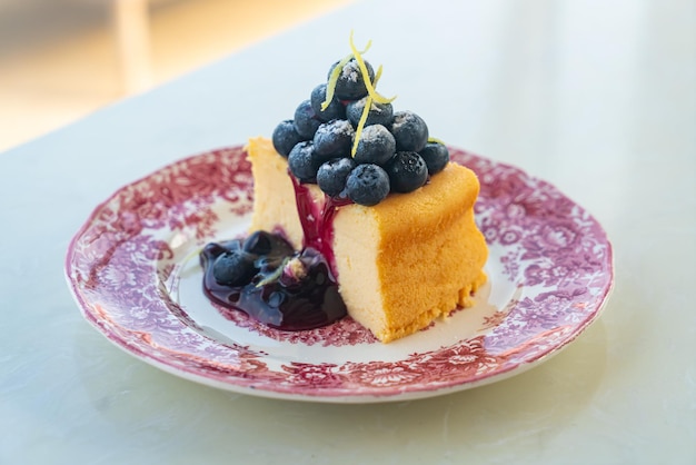 Bolo de queijo de mirtilo no prato de porcelana vintage