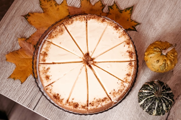 Bolo de queijo de outono no café, pedaços de bolo com fundo de madeira.