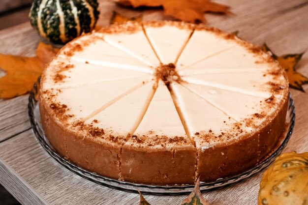 Bolo de queijo de outono no café, pedaços de bolo com fundo de madeira.