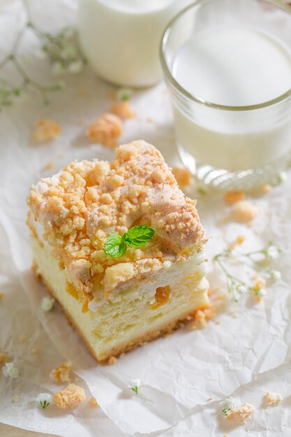 Bolo de queijo doce e saboroso com pêssegos e migalhas