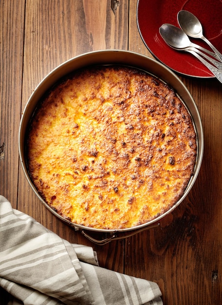 Bolo de queijo em uma assadeira