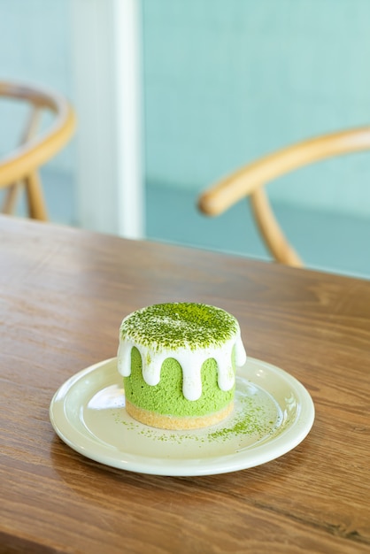 Bolo de queijo matcha chá verde na mesa de um café restaurante