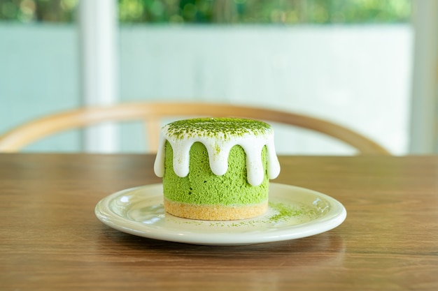 bolo de queijo matcha chá verde na mesa de um café restaurante