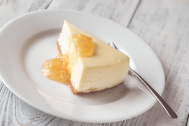 Bolo de queijo tradicional em um prato branco