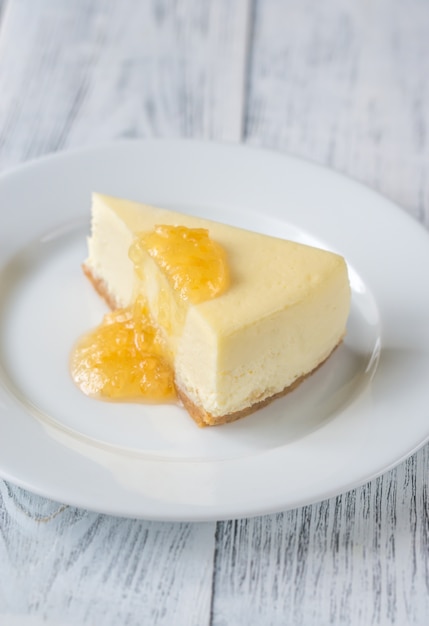 Bolo de queijo tradicional na mesa de madeira