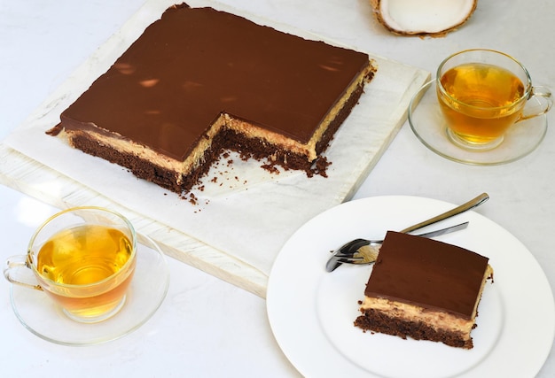 Bolo de recompensa feito de coco fresco em uma mesa