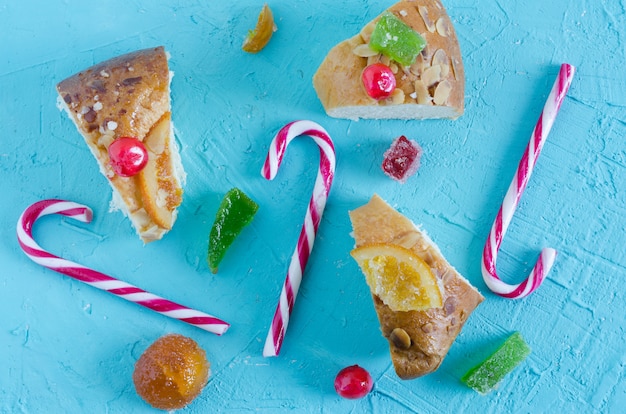 Bolo de reis com bastões de Natal.