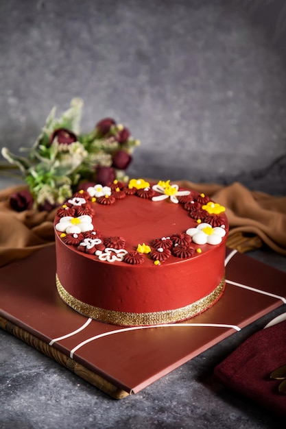 Bolo de renda dourada de chocolate com faca e garfo de flores rosas servido a bordo isolado na vista lateral do guardanapo de comida assada no café