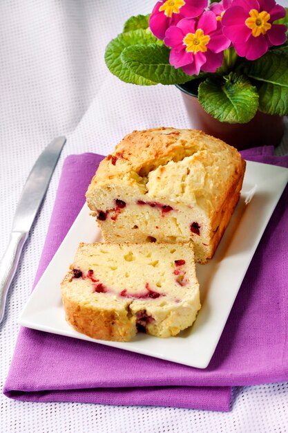 Bolo de requeijão com cerejas num prato