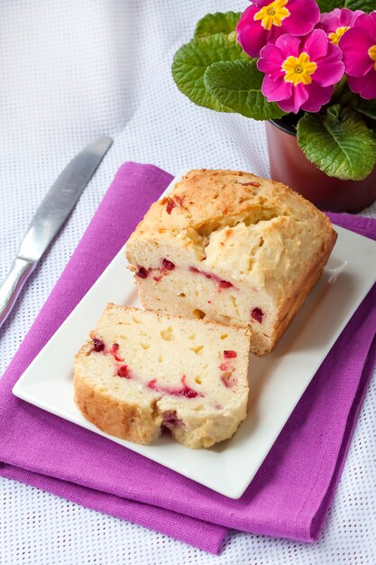 Bolo de requeijão com cerejas num prato