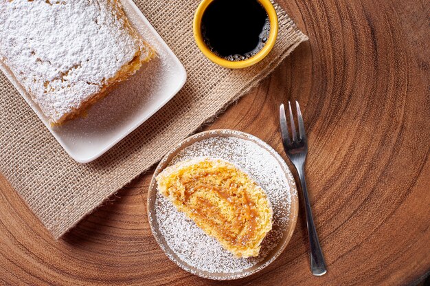 Bolo de rolinho suíço recheado com doce de leite