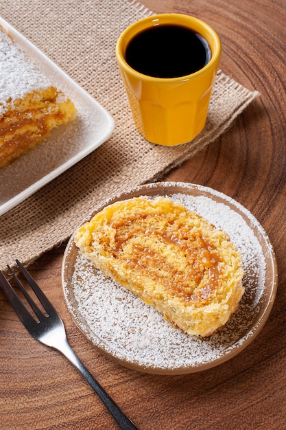 Bolo de rolinho suíço recheado com doce de leite