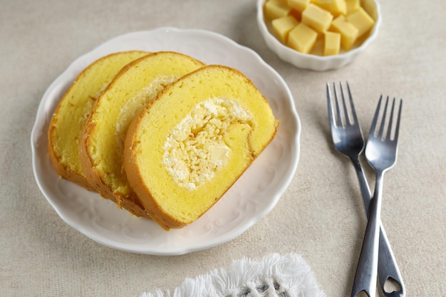 Bolo de rolo de queijo servido na chapa branca