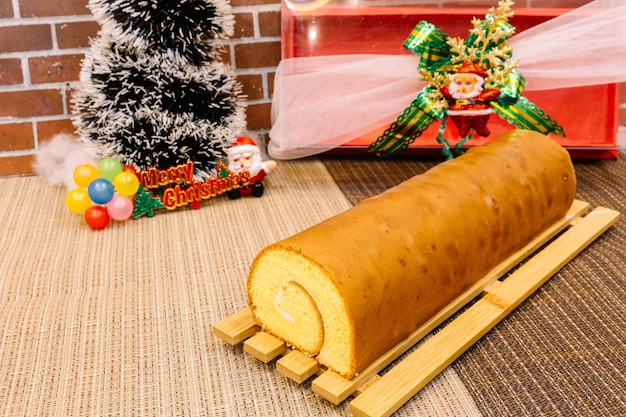 Bolo de rolo para natal decorado com creme e caixa exclusiva