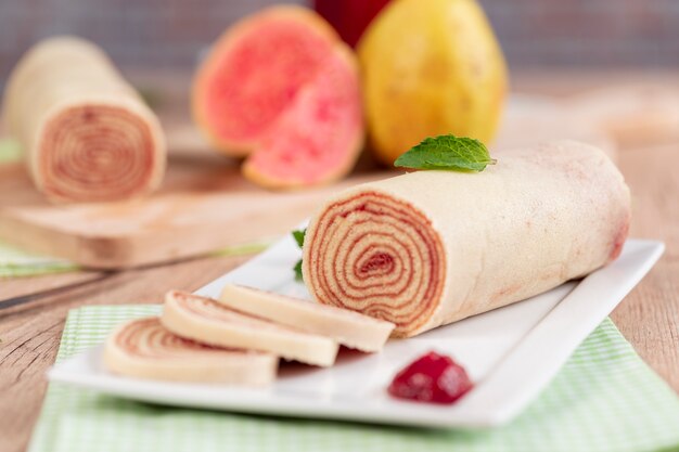 Bolo de rolo (Schweizer Brötchen, Brötchenkuchen) typisch brasilianisches Dessert aus dem Bundesstaat Pernambuco. Geschnittene Kuchenrolle gefüllt mit Guavenpaste.