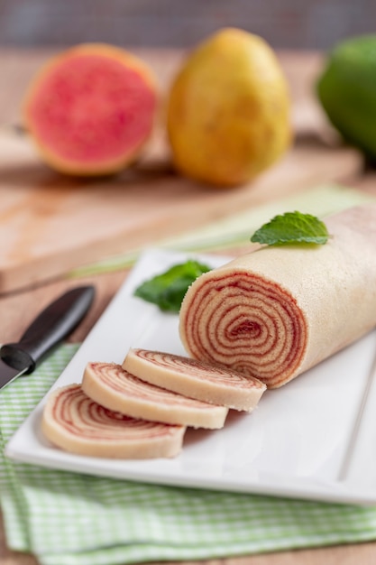 Bolo de rolo sobremesa típica brasileira de Pernambuco. Rolinho de bolo fatiado com recheio de pasta de goiaba.