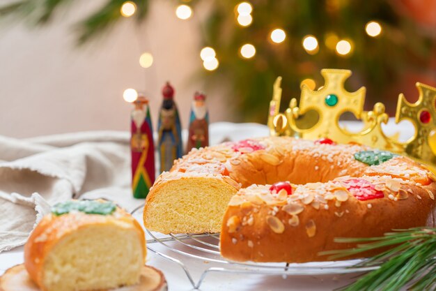 Foto bolo de roscon de reyes tradicional da epifania espanhola com decoração festiva