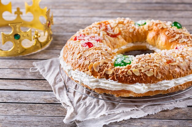 Foto bolo de roscon de reyes tradicional da epifania espanhola com decoração festiva