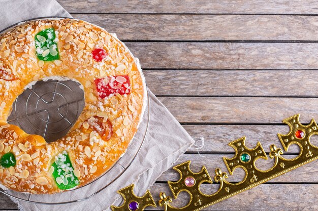 Bolo de roscon de reyes tradicional da epifania espanhola com decoração festiva