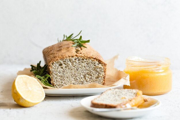 Bolo de Sementes de Limão e Papoila