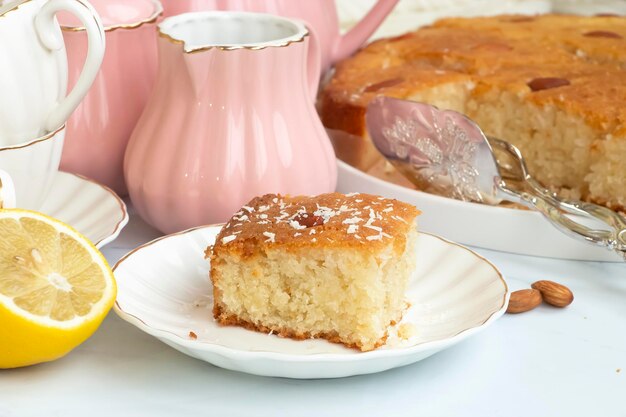 Bolo de sêmola árabe tradicional com nozes de amêndoa e calda basbousa ou namoora foco seletivo