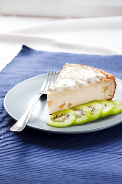 Bolo de sêmola e queijo cottage caseiro com kiwi e creme em um prato