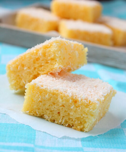 Bolo de semolina com coco em um fundo azul