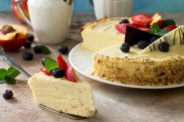 Bolo de sobremesa delicioso com frutas frescas e chantilly doce delicioso bolo de férias