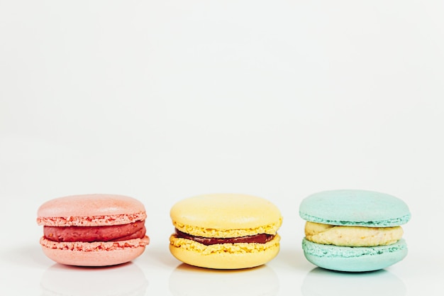 Bolo de sobremesa macaron pastel colorido de amêndoa doce isolado no fundo branco