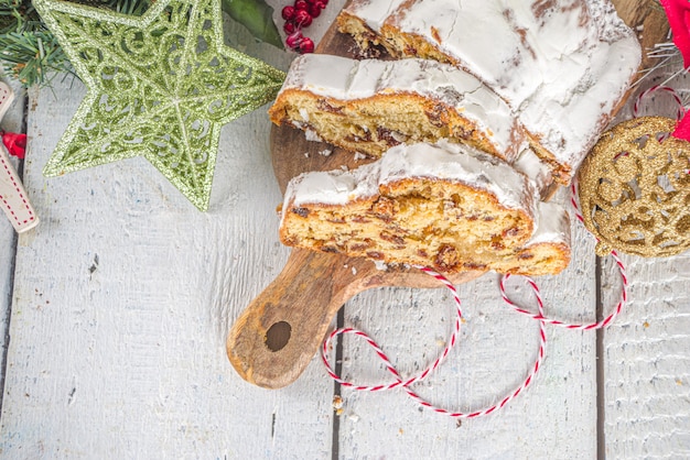 Bolo de Stollen de Natal caseiro com açúcar de confeiteiro, maçapão e passas. Pastelaria tradicional do Dresdner para a ceia de Natal