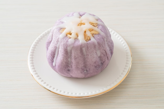 bolo de taro com creme de açúcar branco e nozes