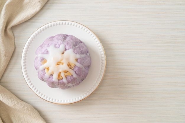 bolo de taro com creme de açúcar branco e nozes