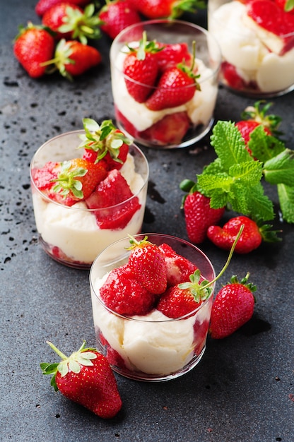 Bolo de tiramisu com morango e hortelã