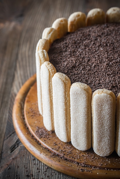 Bolo de tiramisu na placa de madeira