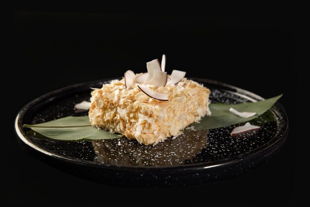 Bolo de três chocolates com gotas de chocolate em um fundo preto Bolo em camadas com suflê de chocolate preto e branco ao leite decorado com morangos no topo Fundo de confeitaria com espaço de cópia