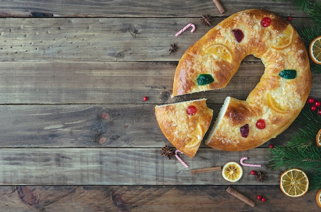 Bolo de três reis sobre base de madeira com enfeites de Natal. Bolo dos Reis. Comida típica.