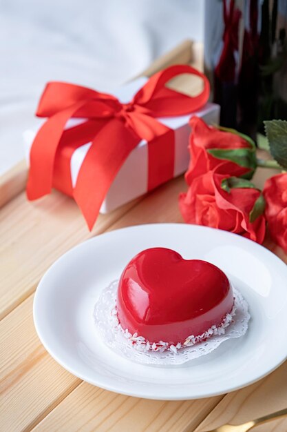 bolo de valentine engalhado em forma de coração e flores em bandeja de madeira