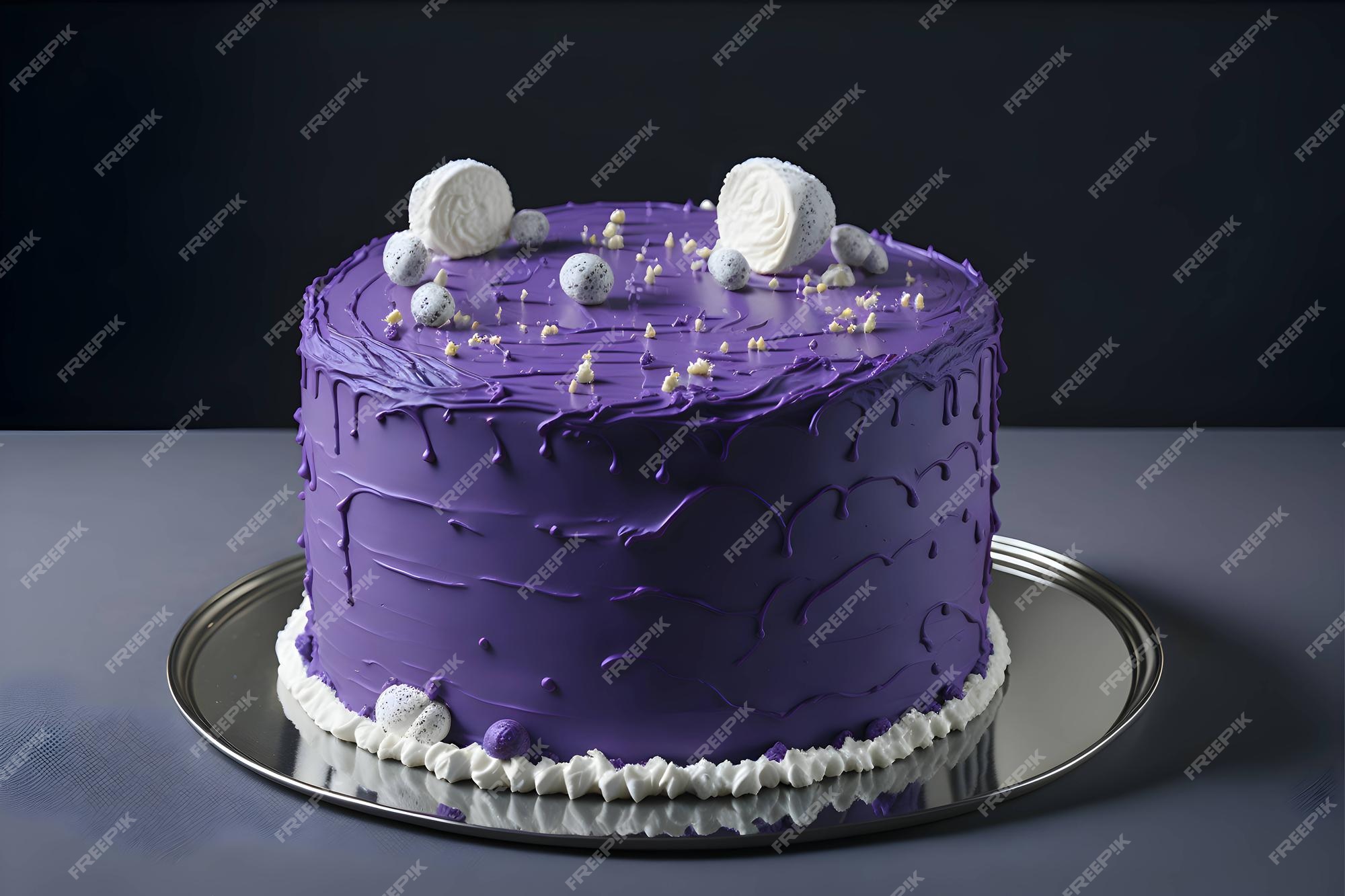 Bolo de várias camadas de feliz aniversário com glacê roxo e